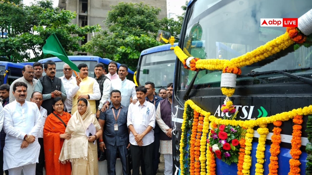 Indore: CM Mohan Yadav food with cleanliness personnel, gift of 50 electric AC buses